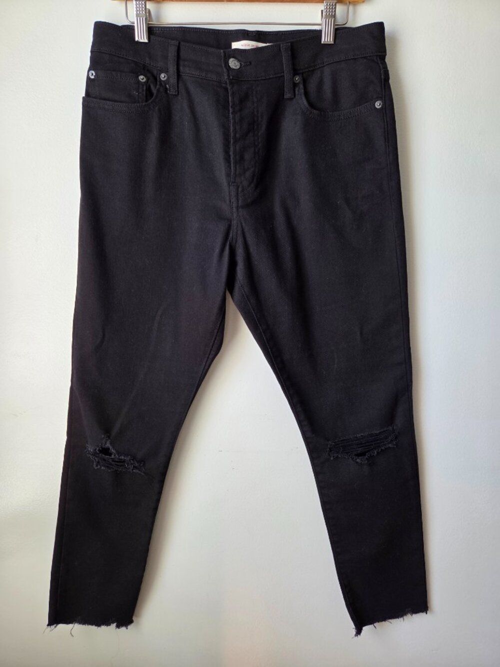 EUC LIKE NEW LEVI'S WEDGIE SKINNY BLACK RIPPED KNEE SIZE 31 WOMENS